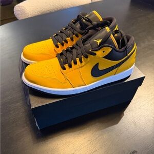 Jordan Men's Yellow and Black Sneakers